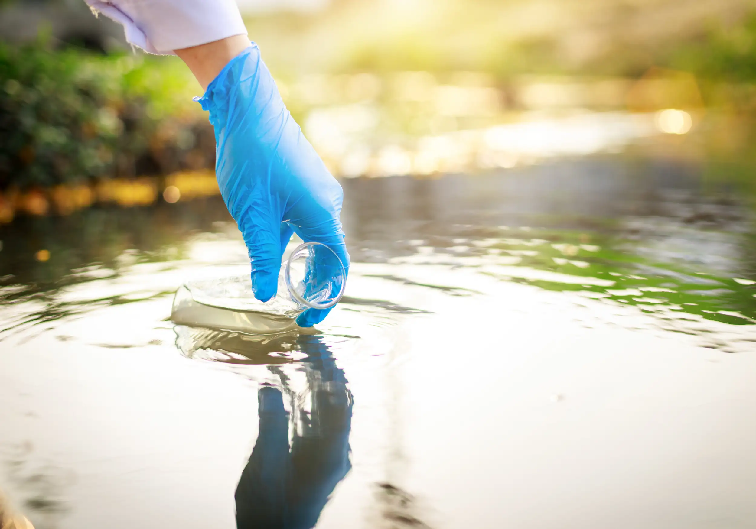 Muestreo-de-agua-muestreo-monitoreo-quimicontrol-servicios