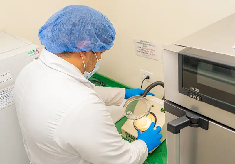 Análisis-de-microbiología-quimicontrol-laboratorio